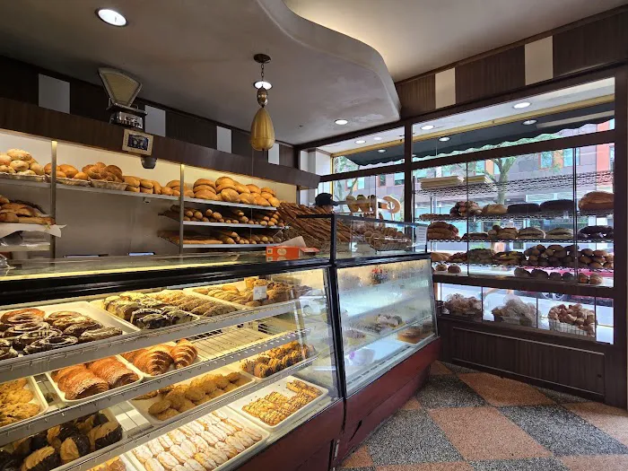 Caputo's Sweet & Cake Shop Picture 2