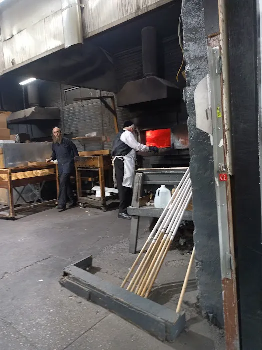 Kerestir Matzah Bakery קערעסטיר מצה בעקערי Picture 5
