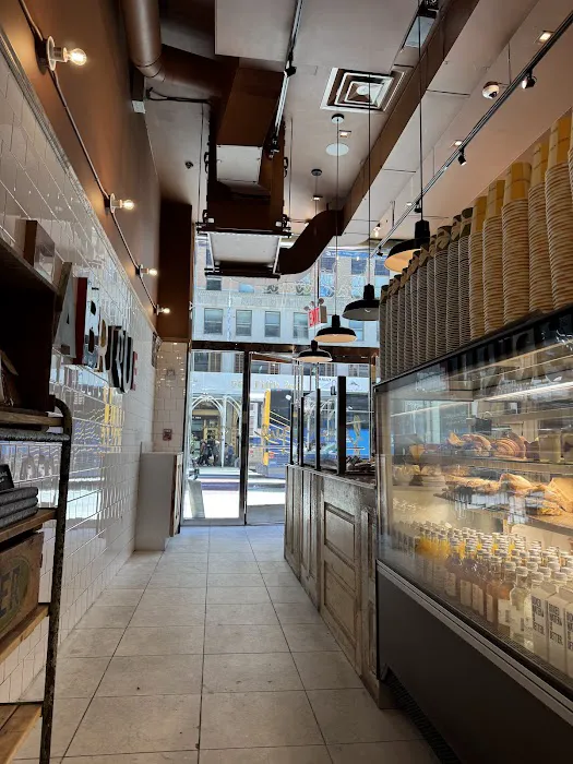 Fabrique Bakery 550 5th Ave Picture 2