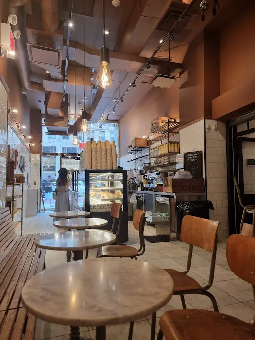 Fabrique Bakery 550 5th Ave Picture 5