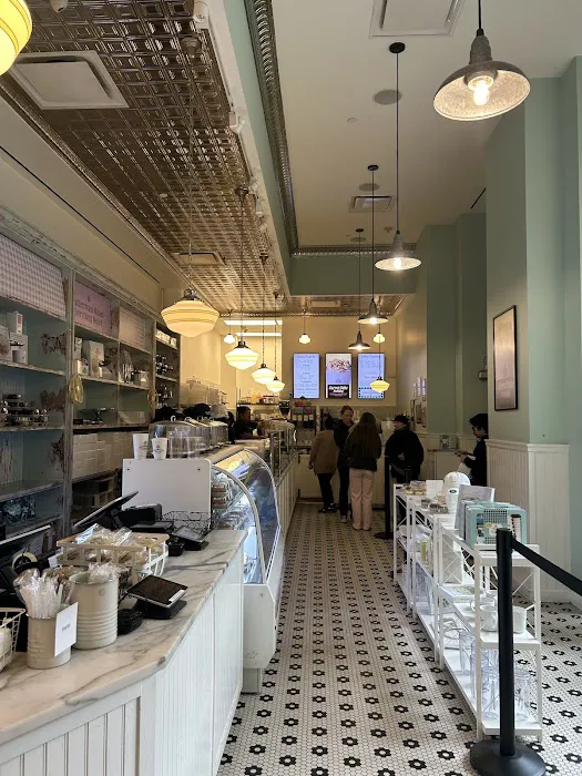 Magnolia Bakery (Bloomingdale's 3rd Ave) - New York, NY Picture 4