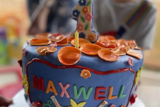 Custom cakes and cookies - Everything Cakes
