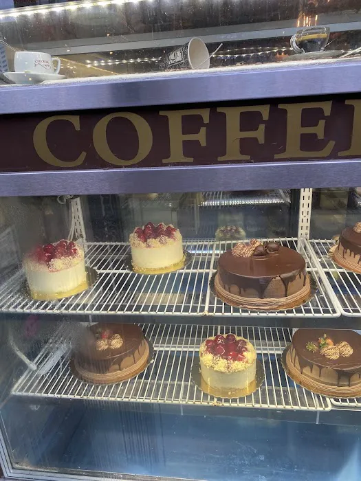 omonia cafe next door Picture 4