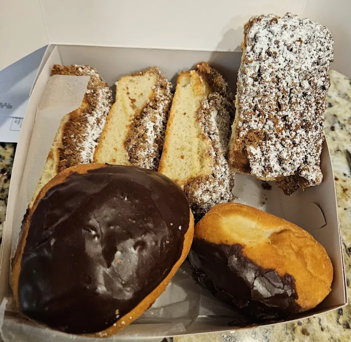 Cuccio's Bakery Picture 5