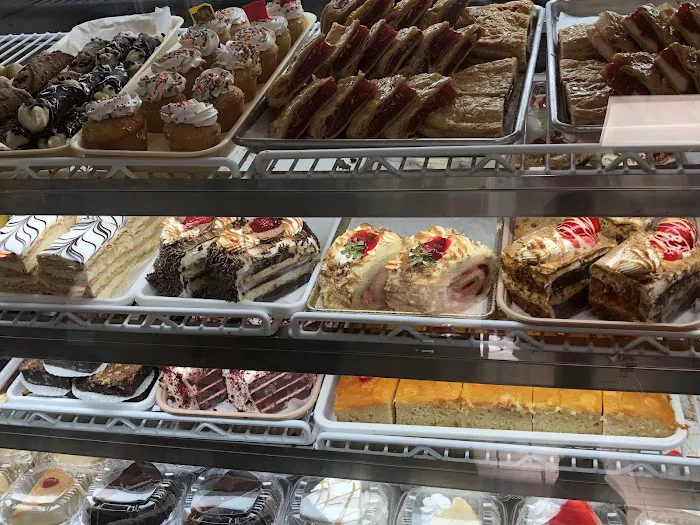 5 Estrellas Bakery & Cafe Picture 3