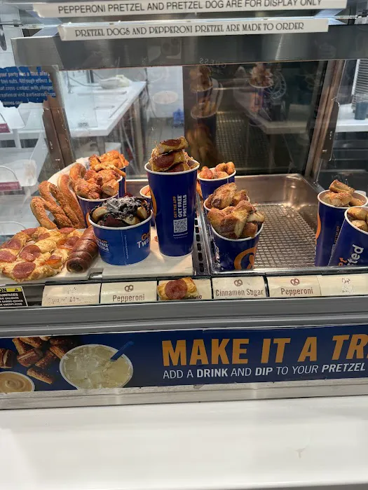 Auntie Anne's/Cinnabon/Carvel Picture 2
