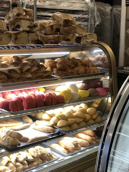 La Excelencia Bakery & Deli Picture 5
