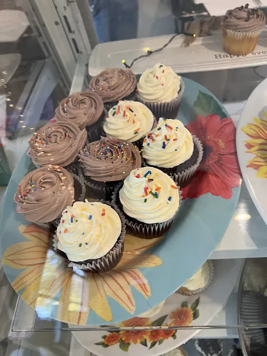 Curvy's Cupcakes Picture 6