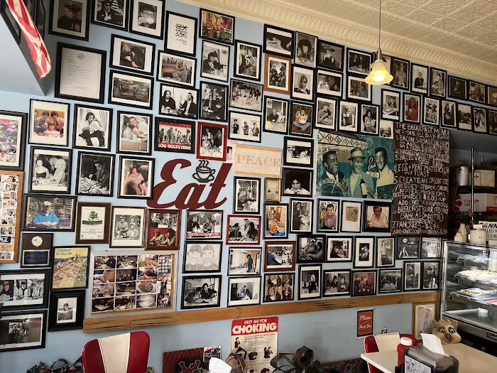 Floyd & Bobo's Bakery and Snack Palace Picture 9