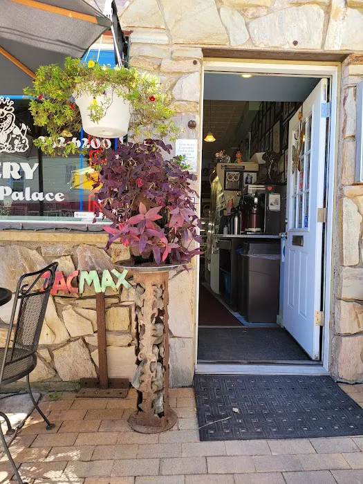 Floyd & Bobo's Bakery and Snack Palace Picture 10