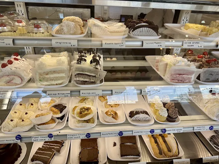 Gerardo's Cupcakes Galore Picture 7
