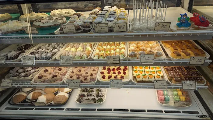 Fratelli's Pastry Shop (Weymouth) Picture 4