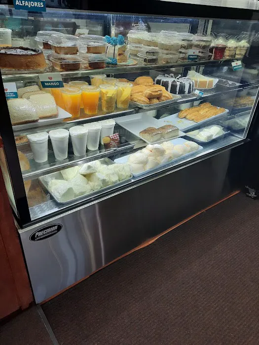 Roxy's Bakery & Restaurant Picture 9
