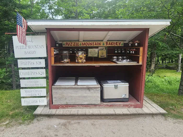 Puzzle Mountain Bakery Pie Stand Picture 2