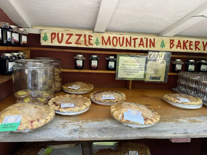 Puzzle Mountain Bakery Pie Stand Picture 10