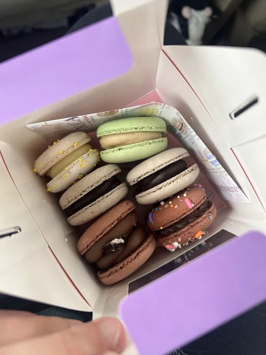 Sweet Velvet Macarons Picture 3