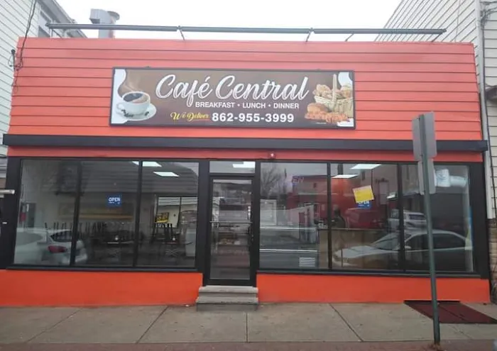 Café Central & South Bbq 2 (East Newark) Picture 10