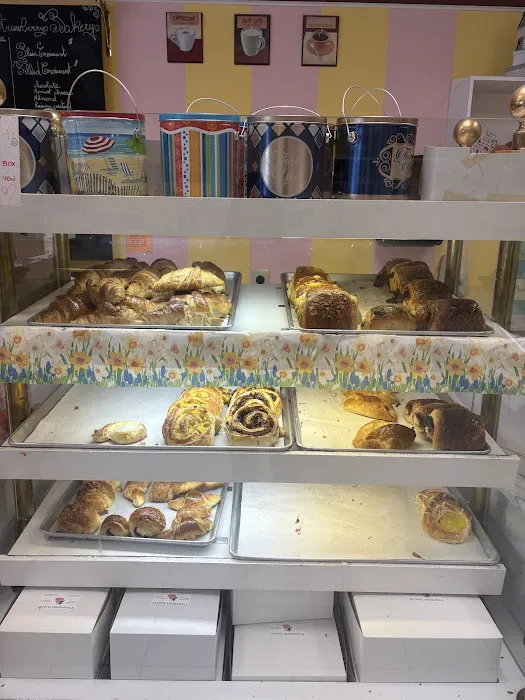 STRAWBERRY BAKERY Picture 2
