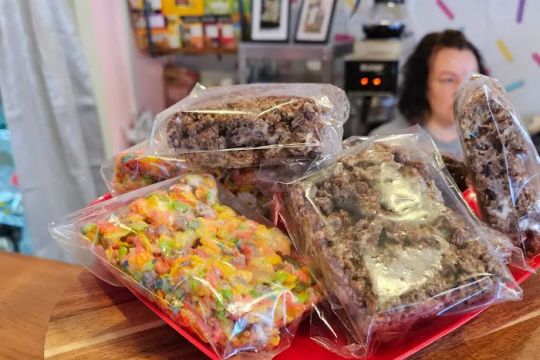 Laura's Cakes And More LLC