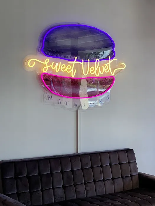Sweet Velvet Macarons Picture 6