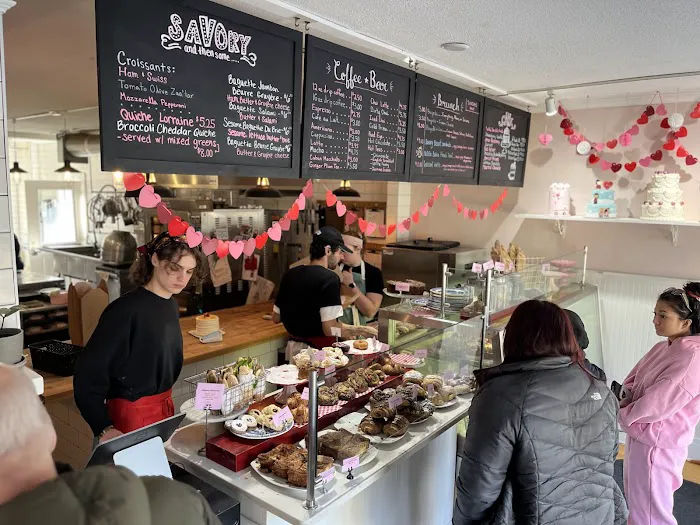 Deluxe Cakes & Pastries Picture 6