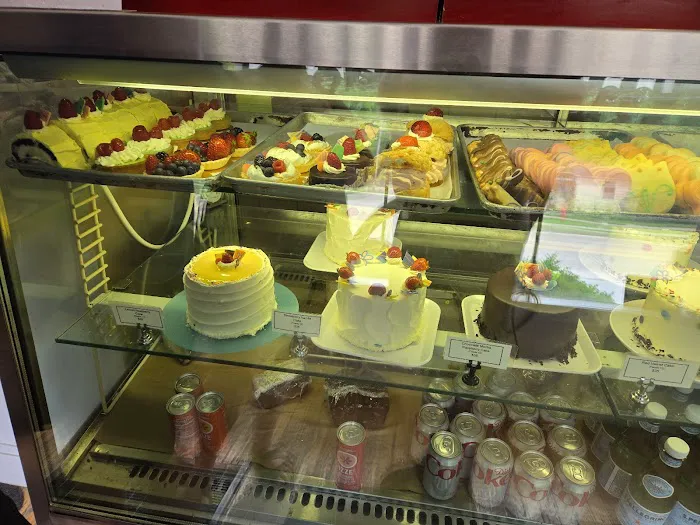 Deluxe Cakes & Pastries Picture 10