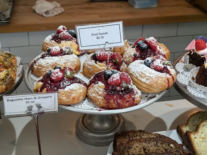 Deluxe Cakes & Pastries Picture 3