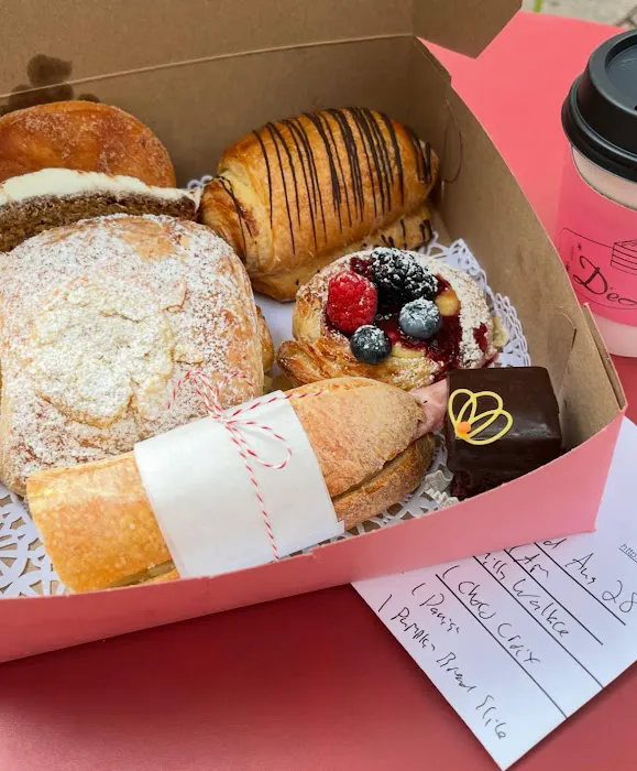 Deluxe Cakes & Pastries Picture 2