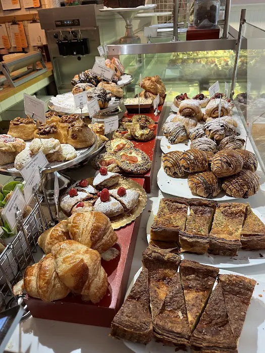 Deluxe Cakes & Pastries Picture 9