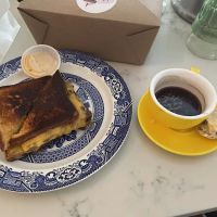 Deluxe Cakes & Pastries ico