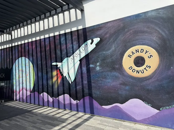 Randy's Donuts Picture 5