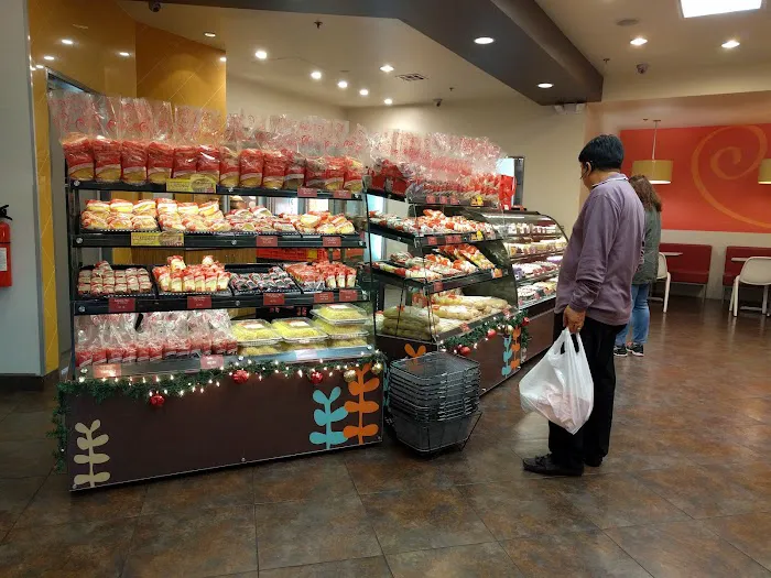Red Ribbon Bakeshop Picture 6