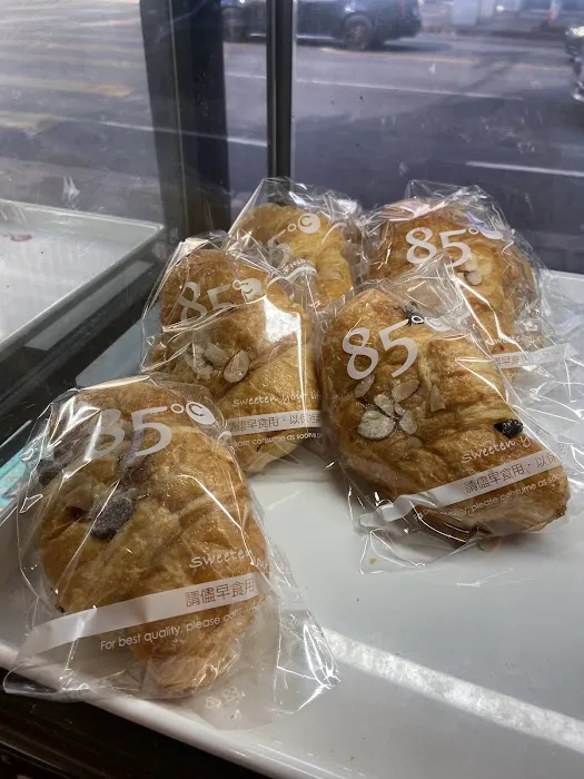 85°C Bakery Cafe - Downtown Los Angeles Picture 5
