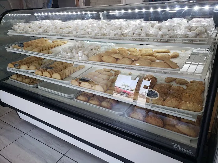MAX'S BAKED GOODS Panaderia Picture 9