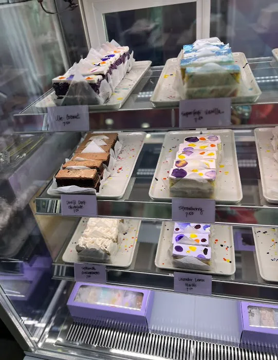 Flouring Cake Shop Picture 2