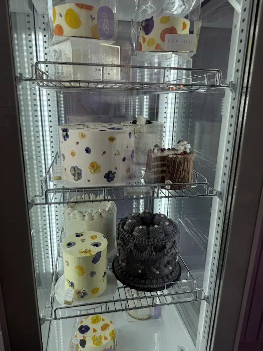Flouring Cake Shop Picture 5