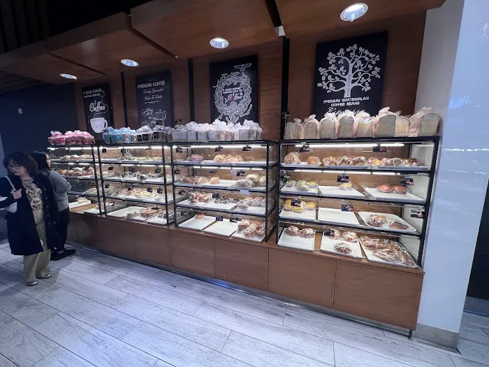 85°C Bakery Cafe - Century City Picture 4