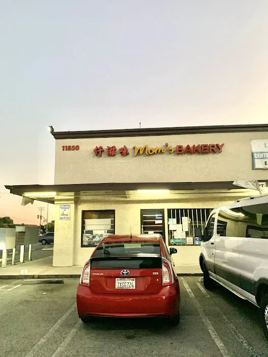 Mom's Bakery & Cafe Picture 3
