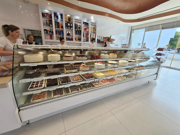 Karina's Cake House Picture 2