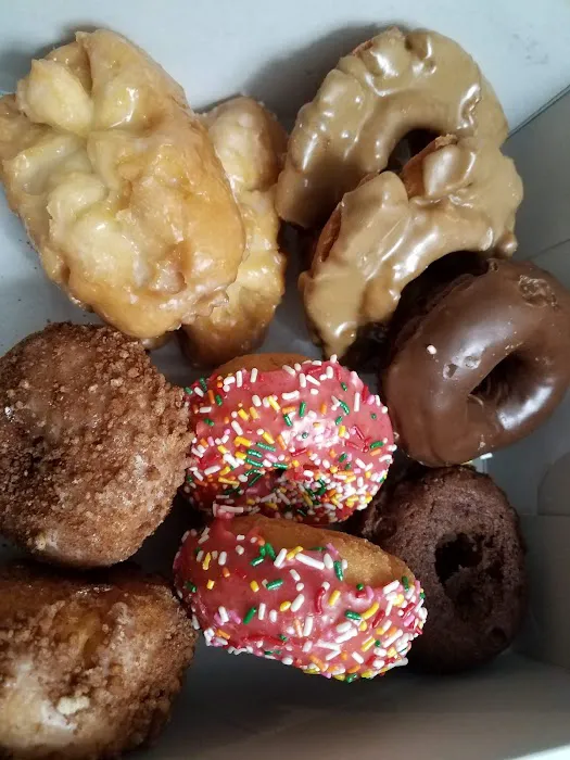 Golden Donuts Place Picture 6