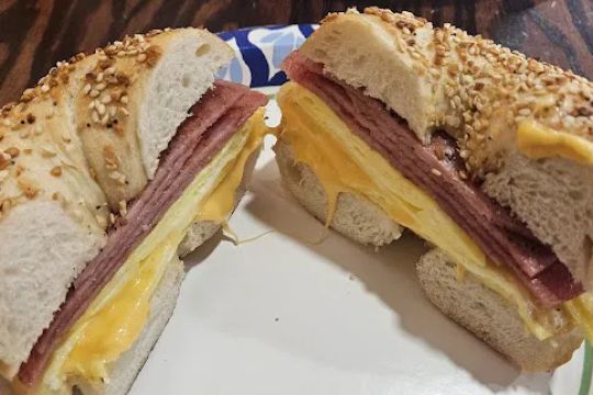 Luckys Bagel & Grill