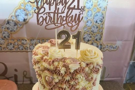 Crummy Cakes Cafu00e9 & Bakery