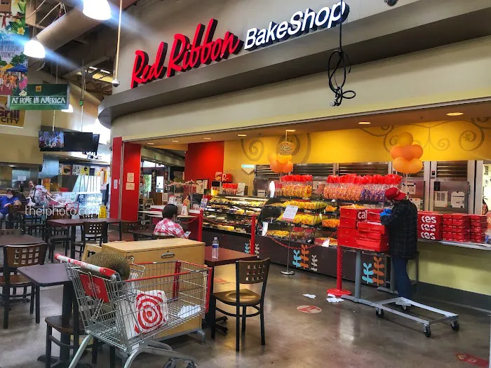 Red Ribbon Bakeshop Picture 3