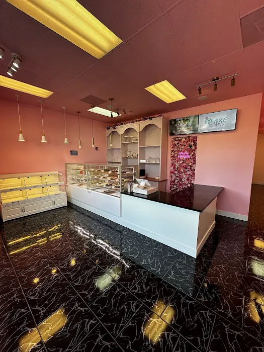 Glaze & Glamz Bakeshop Picture 10