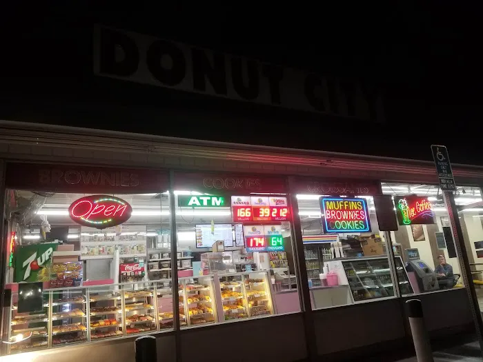 Baker's Dozen Donuts - Riverside Picture 3