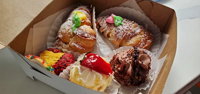 La Dolce Pastry Shoppe Picture 3