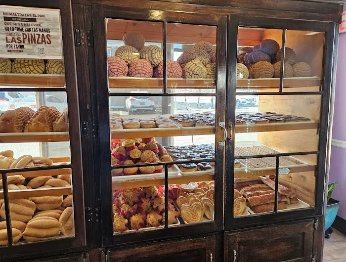 Pasteles Rojas Bakery Picture 8