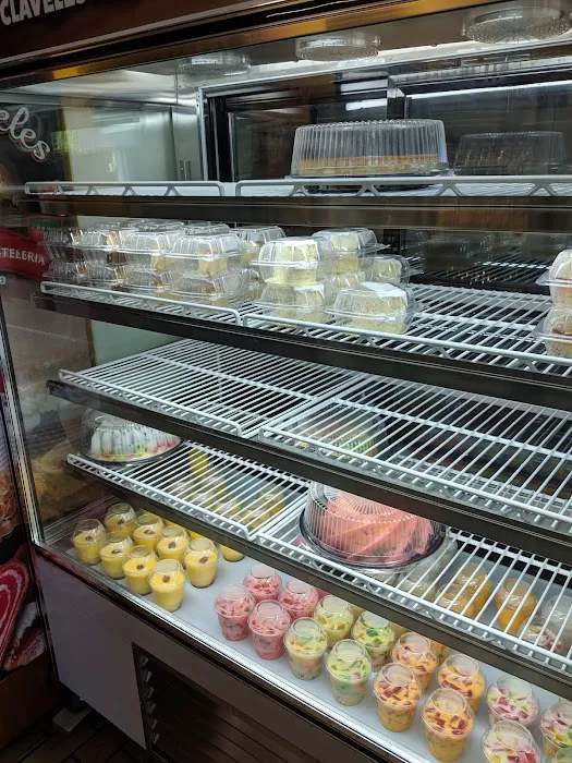 Pastelería y panadería los claveles Picture 2