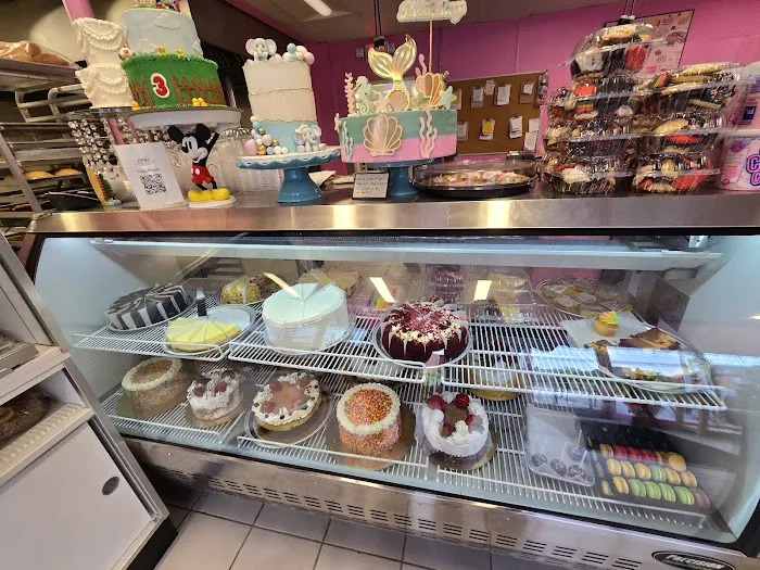 Deisy’s Cake Shop Picture 10