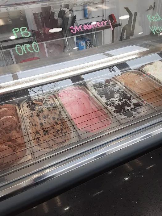 Lil' Cakes & Creamery Picture 3